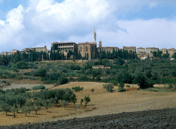 Veduta della città di Pienza dai piedi dello spalto di tufo su cui è costruita: al centro l’abside poligonale del duomo, a sinistra palazzo Piccolomini (Scala)